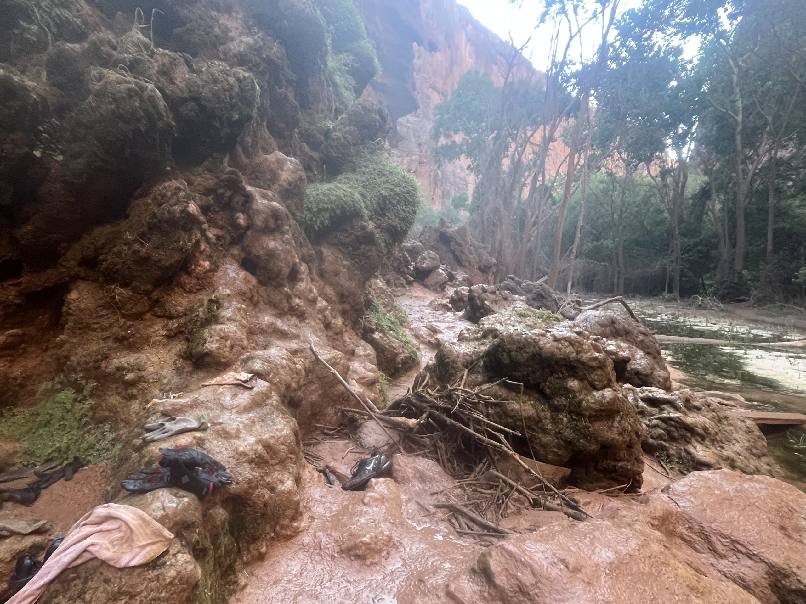 Rocky trail at the base of Mooney Falls where the hike to Beaver Falls begins.