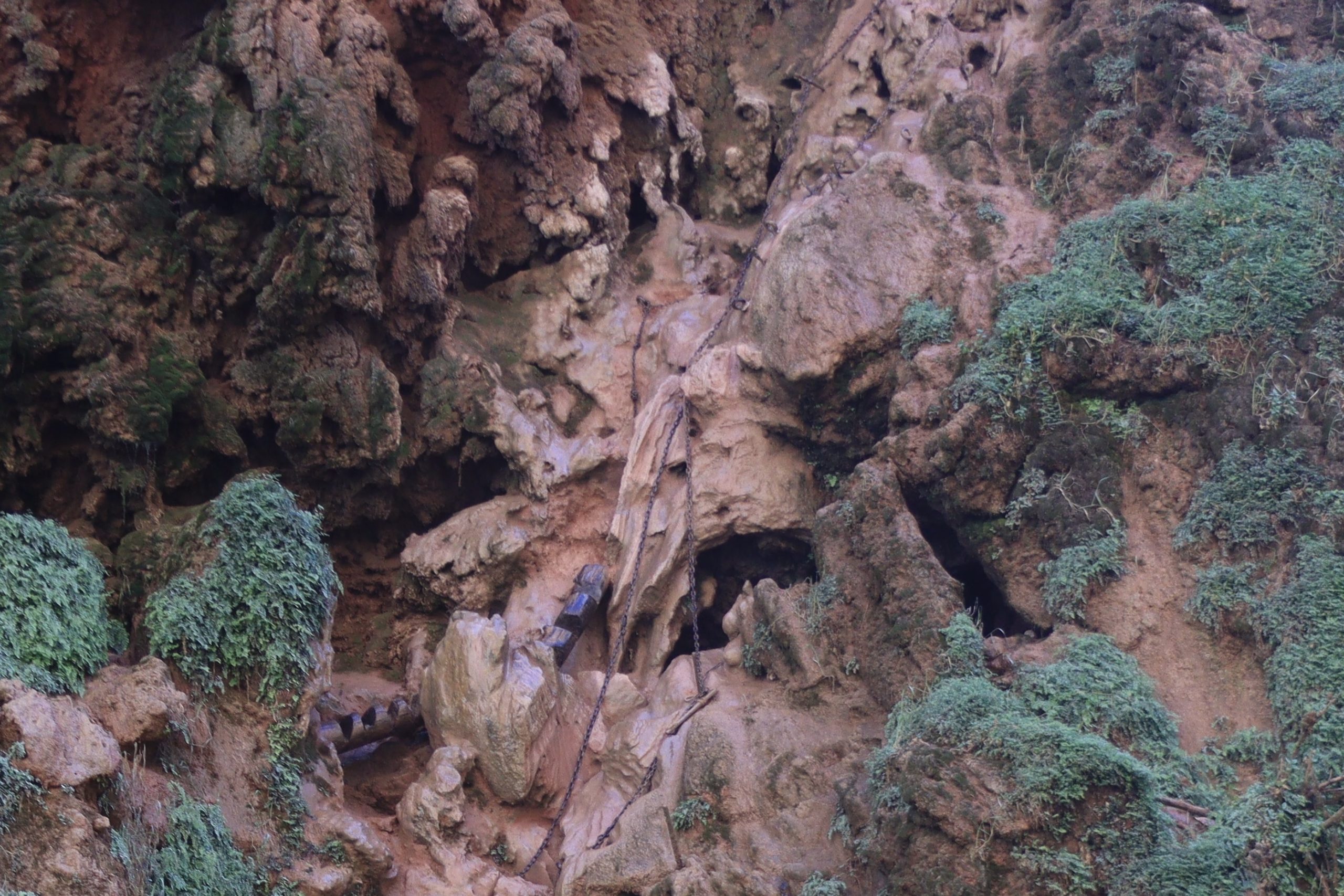 Chains and ladders descending the cliff at Mooney Falls on the trail to Beaver Falls.