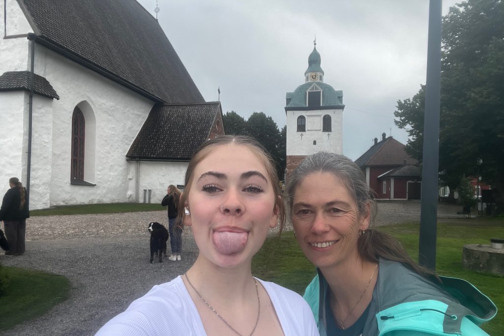 Sarah and Jen selfie picture in front of Porvoo Cathedral