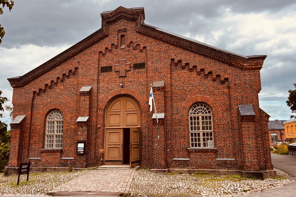 Front view of a Suomenlinna museum 