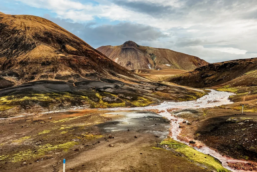 Colourful rhyolite mountains and a braided river between Landmannalaugar and Hrafntinnusker in Iceland’s highlands